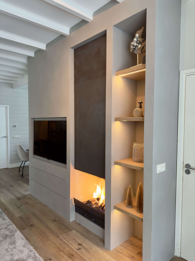 Tv-wand op maat met haard, betonlook en verlichte open vakken