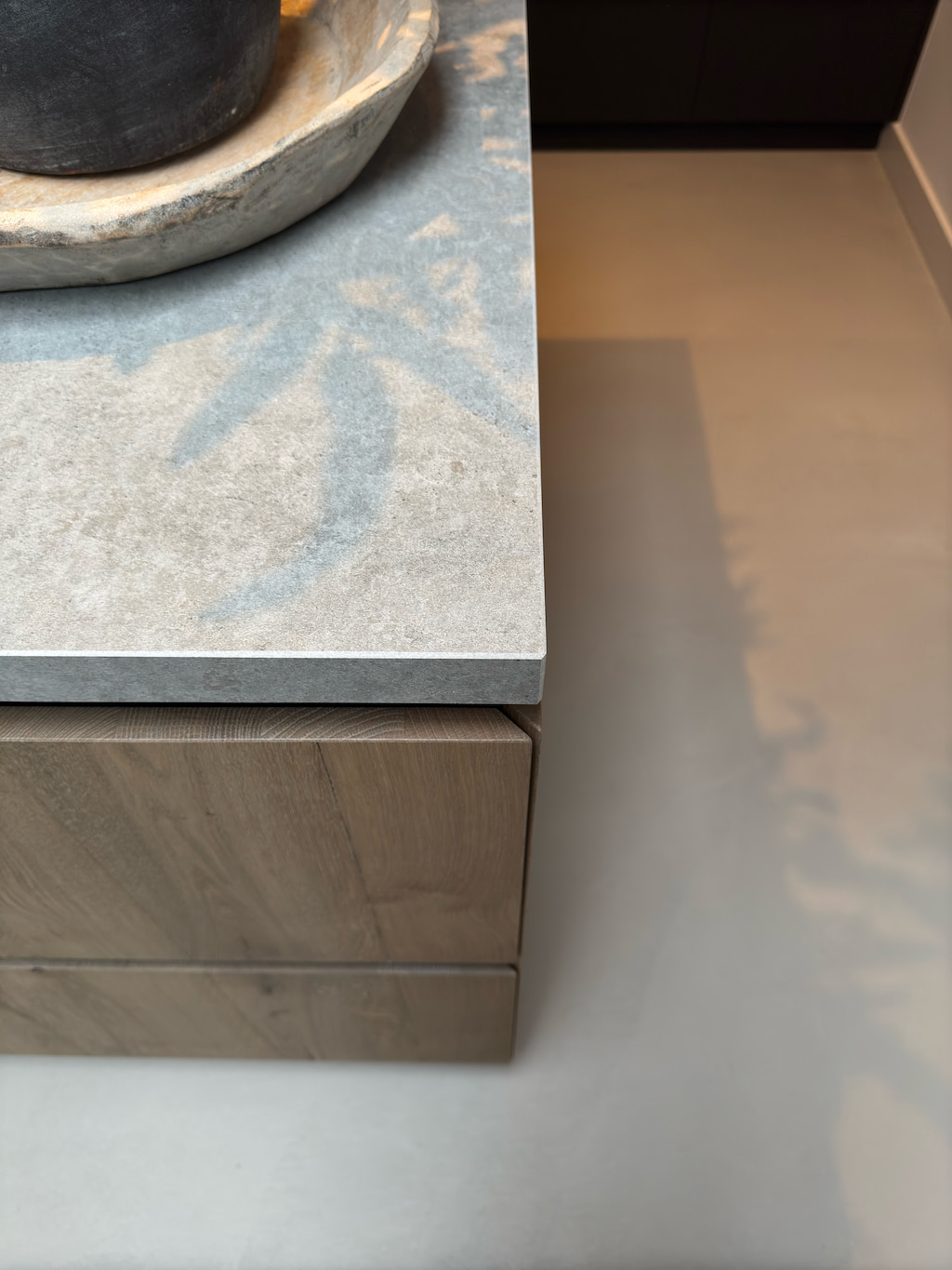 Detail van keramisch werkblad op een houten onderkast