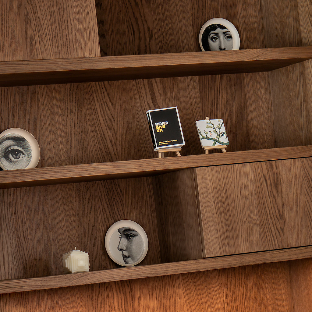 Detail van open eiken wandplanken in een kast op maat
